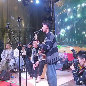 美女把尿口扒开让男人添
